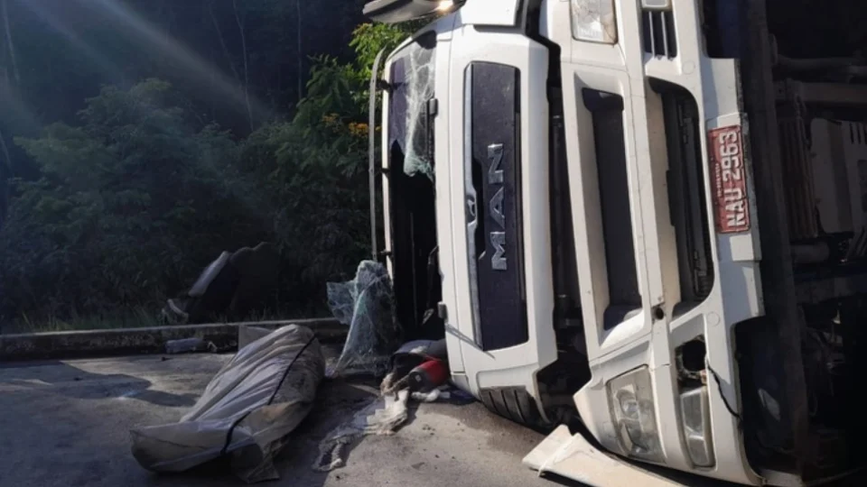Caminhoneiro é arremessado de cabine após tombar na BR-174