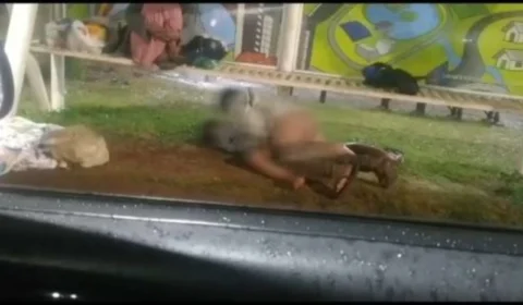 VEJA VÍDEO: casal é flagrado fazendo sexo com direito a plateia em ponto de ônibus