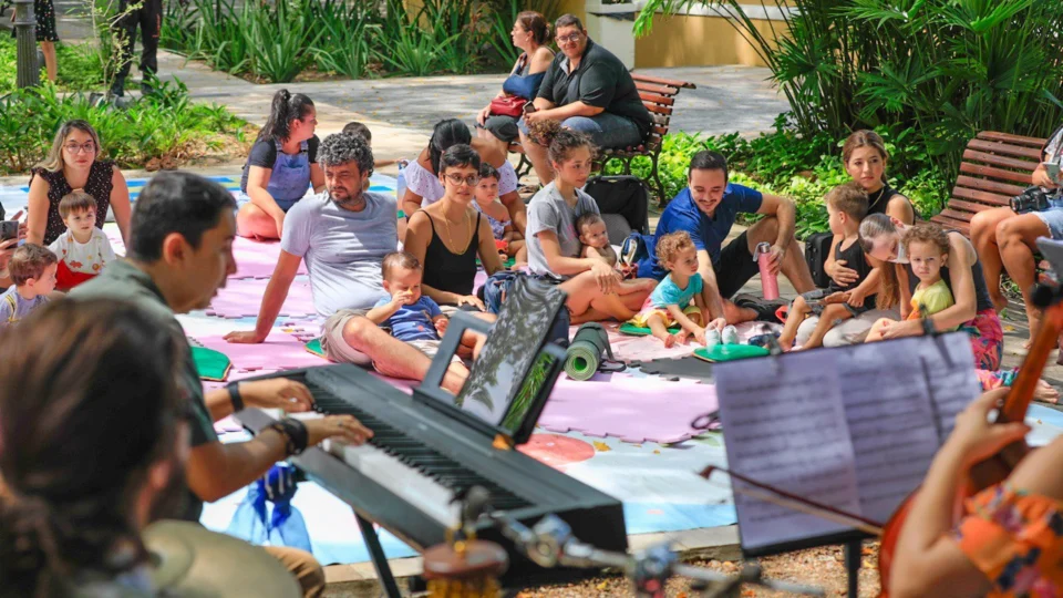 Jardim Musical encanta público infantil nos jardins do Centro Cultural Palácio Rio Negro