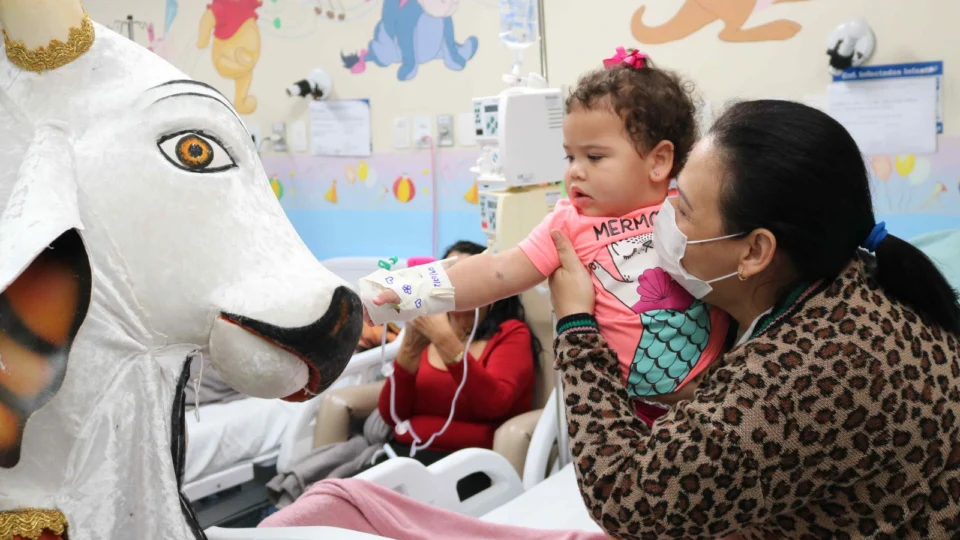 “Hemoboi” leva Festival Folclórico de Parintins a pacientes internados no Hemoam