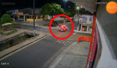 VEJA VÍDEO: Durante colisão com carro, moto é arremessada para dentro de igarapé no Alvorada