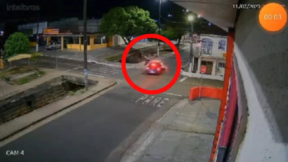 VEJA VÍDEO: Durante colisão com carro, moto é arremessada para dentro de igarapé no Alvorada