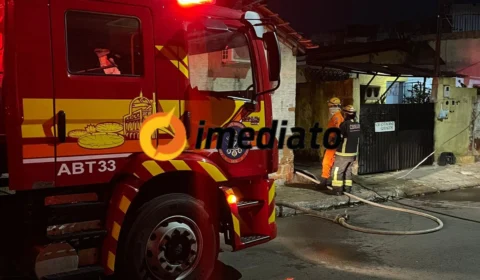 VEJA VÍDEOS: Incêndio atinge cozinha de bar no Parque 10 e Bombeiros são acionados
