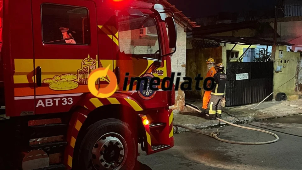VEJA VÍDEOS: Incêndio atinge cozinha de bar no Parque 10 e Bombeiros são acionados