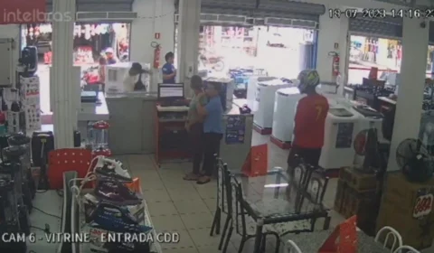 MEDO DE MORRER | Funcionárias de loja se abraçam durante assalto na Cidade de Deus