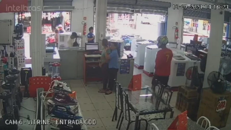 MEDO DE MORRER | Funcionárias de loja se abraçam durante assalto na Cidade de Deus