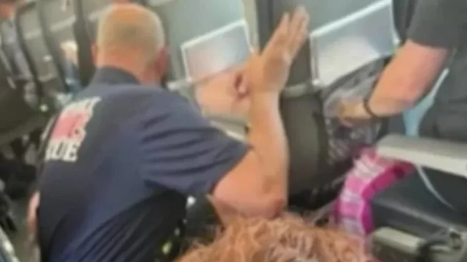 Turbulência durante voo joga passageiros contra o teto e deixa feridos