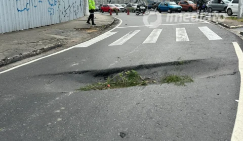 Asfalto cede e abre cratera na rotatória do Coroado