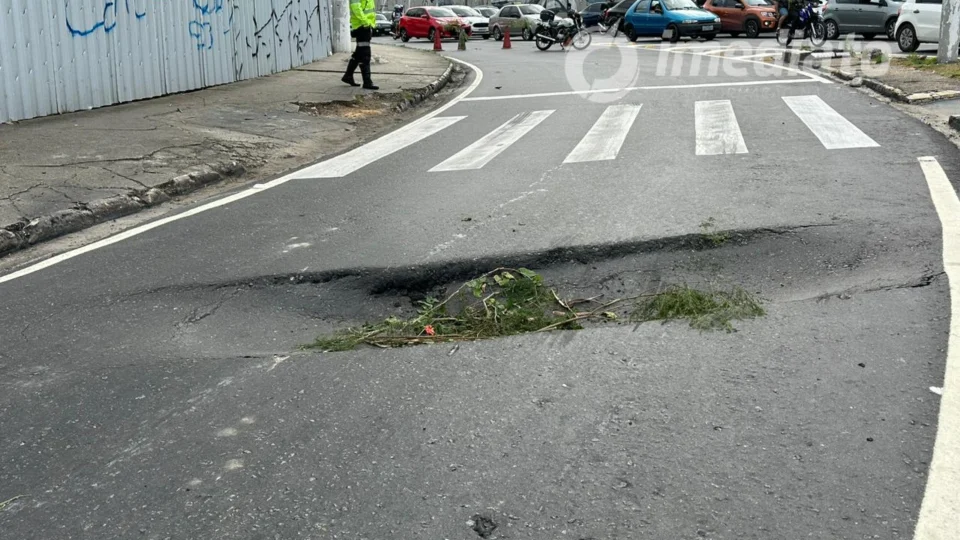 Asfalto cede e abre cratera na rotatória do Coroado