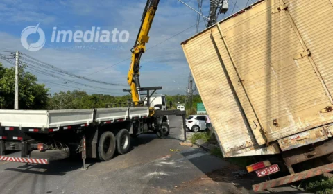 Caminhão tomba no Distrito Industrial de Manaus