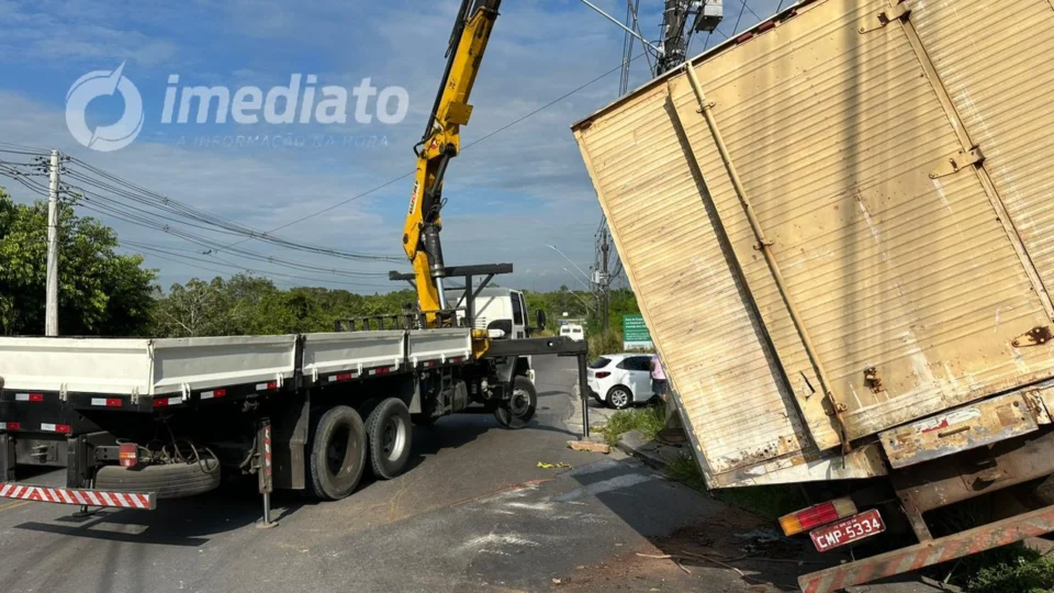 Caminhão tomba no Distrito Industrial de Manaus