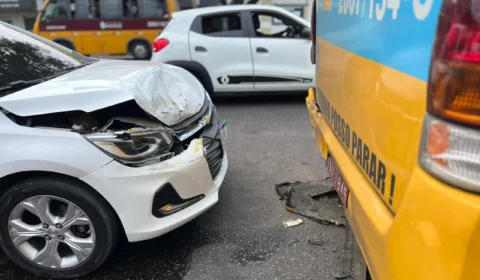 Carro atinge traseira de micro ônibus na Grande Circular
