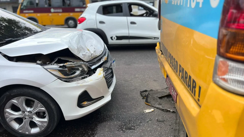 Carro atinge traseira de micro ônibus na Grande Circular