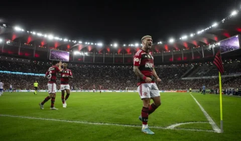 Flamengo vence o Fortaleza e segue brigando no topo