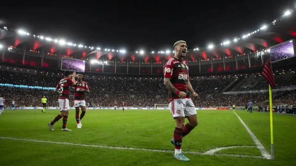 Flamengo vence o Fortaleza e segue brigando no topo