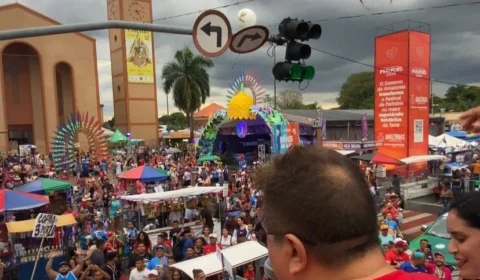 Trio Panavueiro arrasta público pelas ruas de Parintins ao som de David Assayag