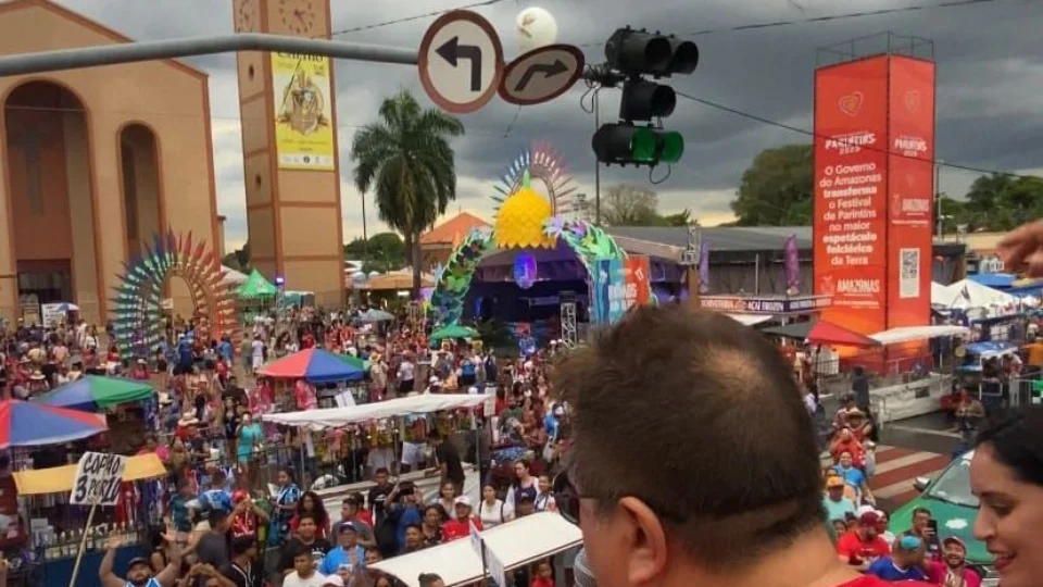 Trio Panavueiro arrasta público pelas ruas de Parintins ao som de David Assayag