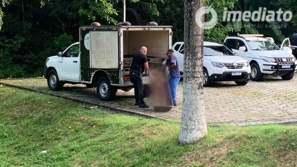 Homem é encontrado morto e com as mãos acorrentadas em igarapé de Manaus