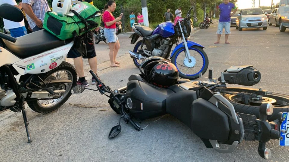 Motociclista bêbado provoca acidente e mulher fica ferida, no Novo Aleixo