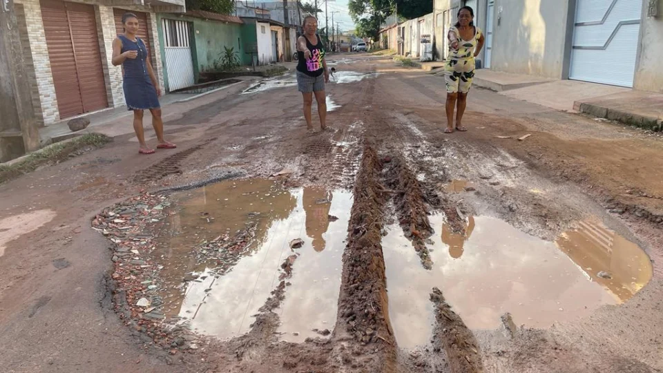Moradores reclamam de péssimas condições de rua na comunidade Parque Riachuelo