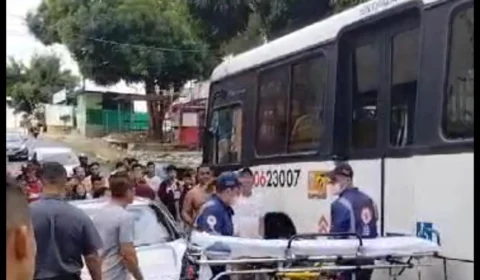 Vídeo : Veja o momento em um carro é atingido por um ônibus em grave acidente em Manaus