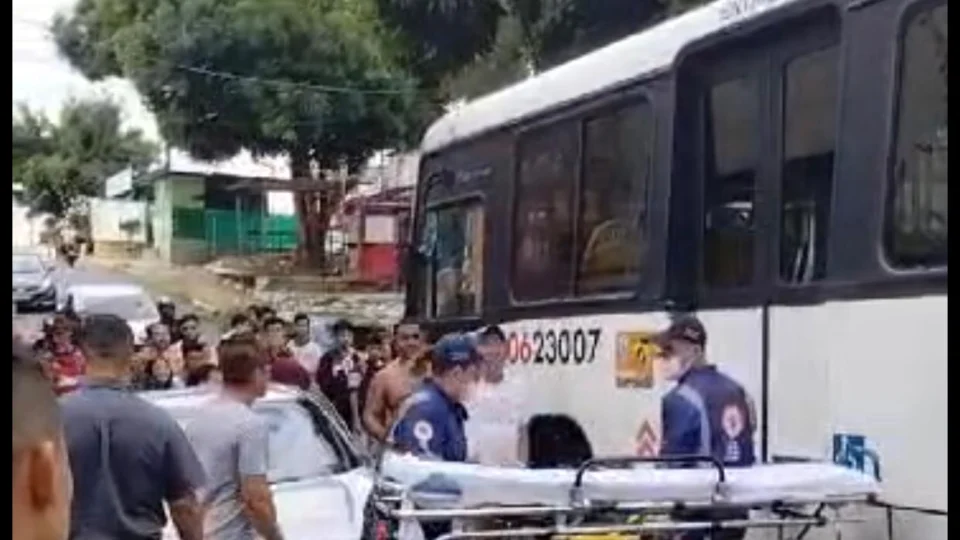 Vídeo : Veja o momento em um carro é atingido por um ônibus em grave acidente em Manaus