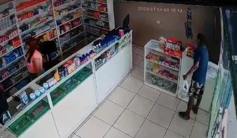 Vídeo: Ladrão Flash entra em drogaria e leva celular de atendente