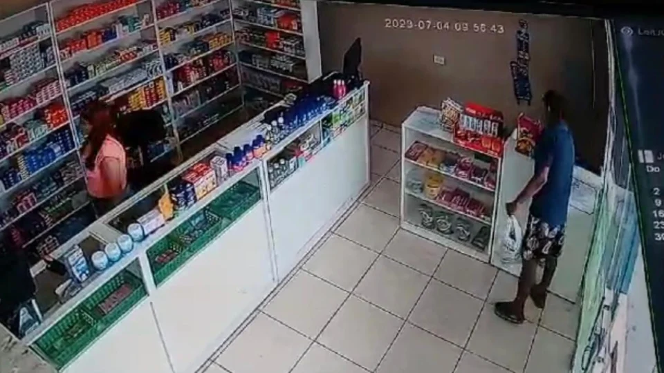 Vídeo: Ladrão Flash entra em drogaria e leva celular de atendente
