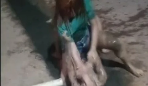 VEJA VIDEO: ‘Sou filha de assassina’, diz loira ao espancar e esfregar na lama a morena