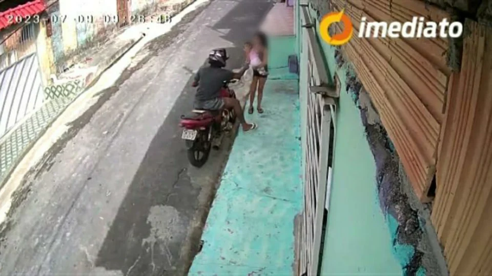 VEJA VÍDEO: mulher com criança no colo é assaltada na zona Leste