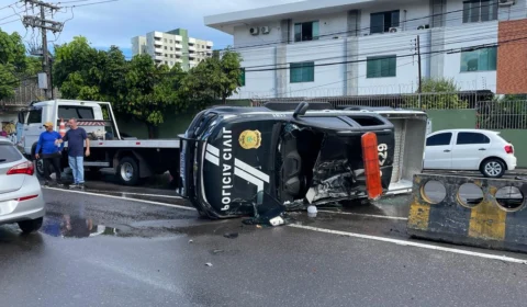 Veja vídeo: Viatura da polícia cívil capota enquanto encaminhava sete presos para audiência de custódia