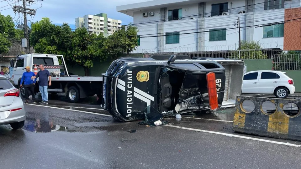 Veja vídeo: Viatura da polícia cívil capota enquanto encaminhava sete presos para audiência de custódia