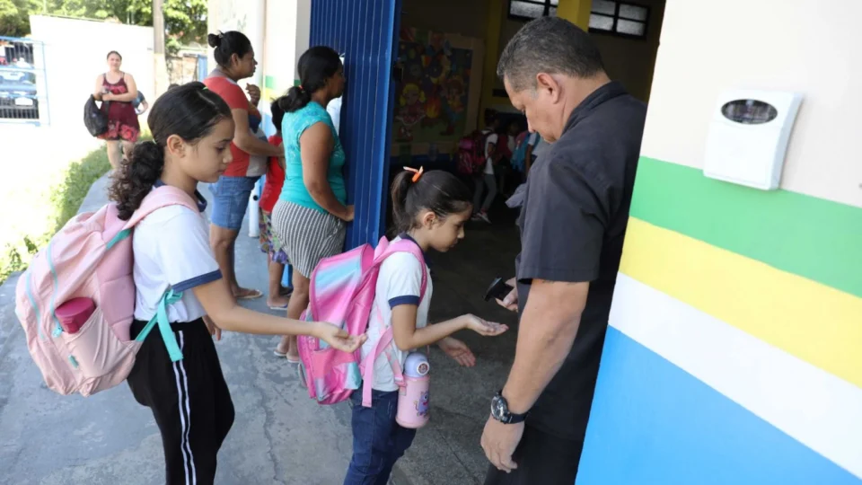 Alunos da rede pública estadual retornam às aulas após recesso escolar no AM