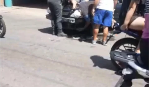 Veja vídeo: mulher é fica pendurada em capô de carro durante acidente