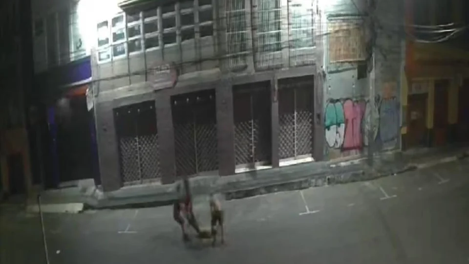 Veja vídeo: homem morto sendo arrastado por suspeitos no centro de Manaus