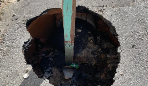 Moradores denunciam cratera em rua do bairro Colônia Santo Antônio