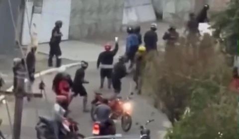 Veja vídeo: motoboys se reúnem, depredam, e quebram portão da casa de homem que agrediu entregador