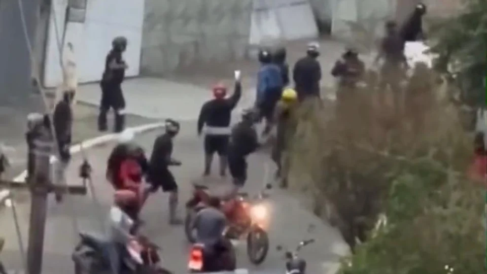 Veja vídeo: motoboys se reúnem, depredam, e quebram portão da casa de homem que agrediu entregador