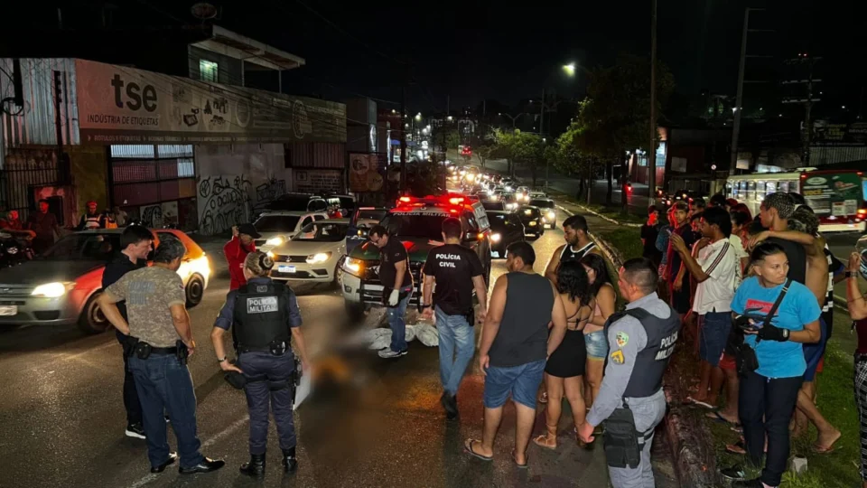 Homem tenta atravessar a Avenida Noel Nutels mas morre ao ser atingido por três carros