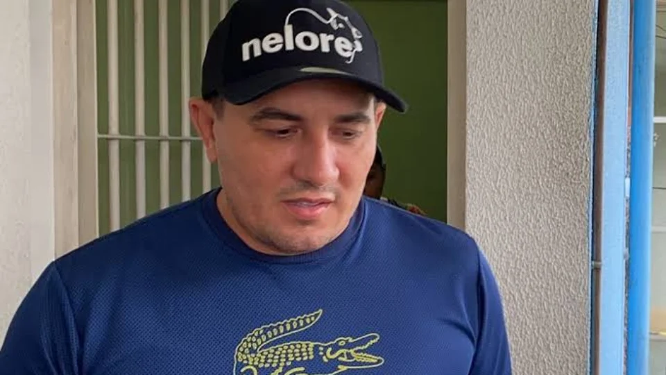 Prefeito acusado de chefiar esquema de fraude com desvios de R$ 29 milhões ganha soltura no Amazonas