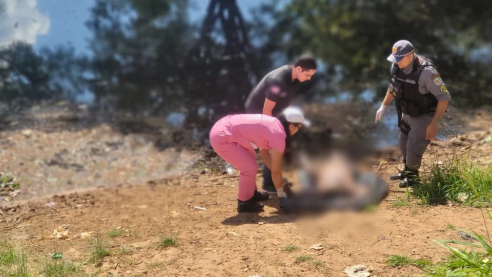VÍDEO: corpo do sexo masculino é encontrado boiando às margens de rio, na AM 070