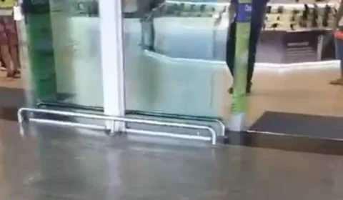 Veja vídeo: criminosos assaltam loja e levam 24 celulares em Manaus