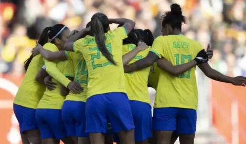 Copa do Mundo feminina começa com minuto de silêncio