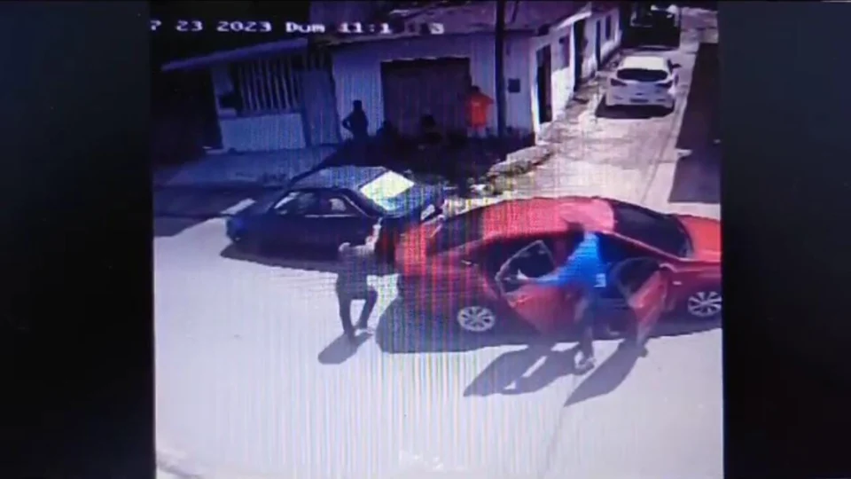 VEJA VÍDEO: Homem é executado a tiros por bandidos encapuzados