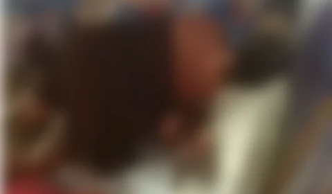 Revoltante: mulher é filmada enquanto soca barriga e da tapas no rosto de um bebê; veja