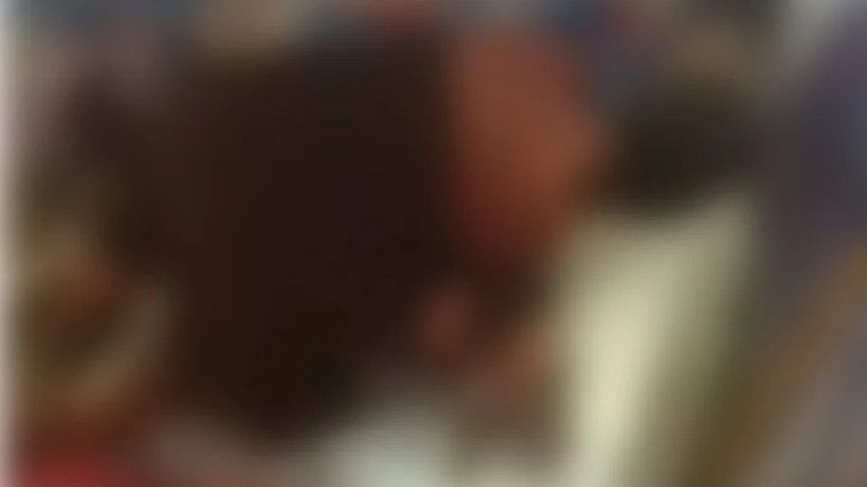 Revoltante: mulher é filmada enquanto soca barriga e da tapas no rosto de um bebê; veja