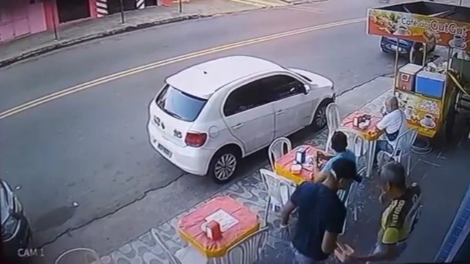 VEJA VÍDEO: bandido agride homem por não ter celular para roubar, em Manaus