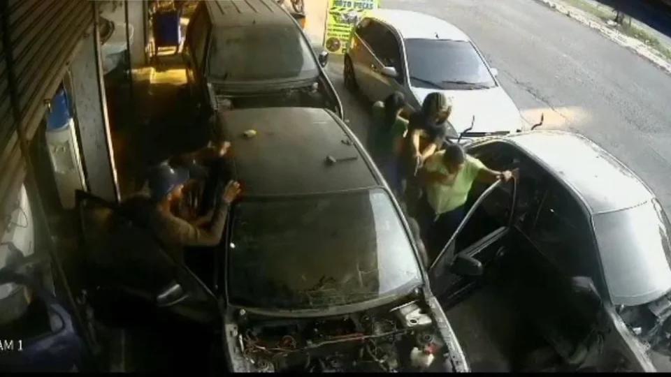 VEJA VÍDEO: imagens mostram o momento em que jovem é alvejado em borracharia