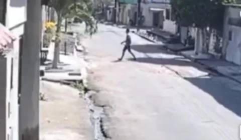 Veja Vídeo: câmeras flagraram o momento que assaltantes de lan house entram no local a pé; na rua abordam outra mulher