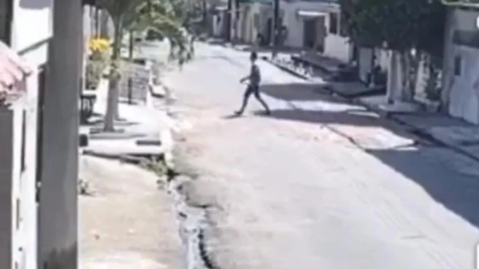 Veja Vídeo: câmeras flagraram o momento que assaltantes de lan house entram no local a pé; na rua abordam outra mulher